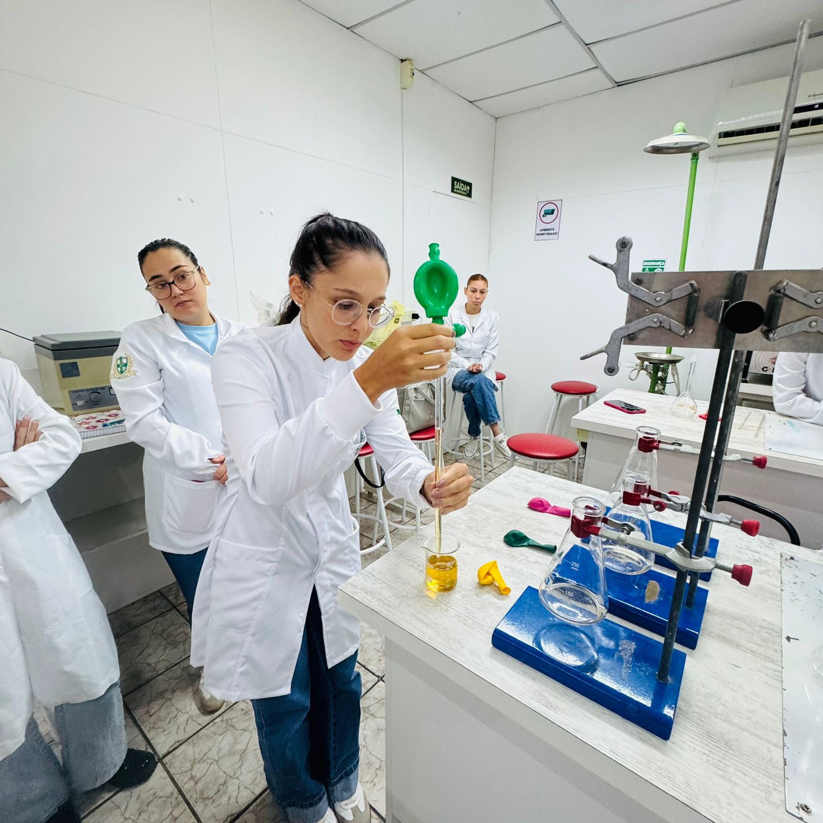 Alunas em aula prática de laboratório