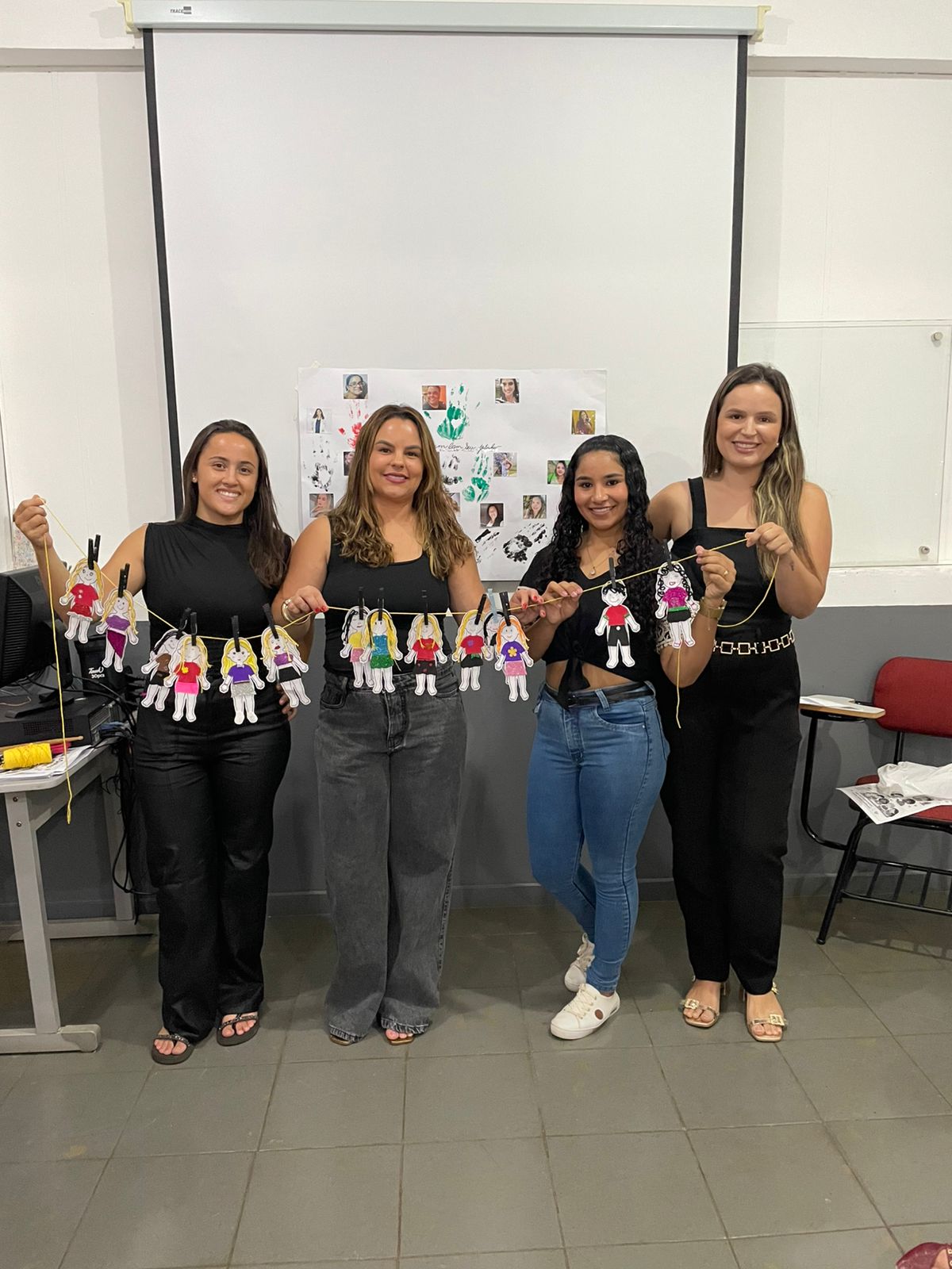 Alunas em atividade prática em sala de aula